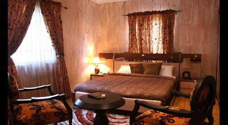 Charlies Place And Suites Lagos Buitenkant foto