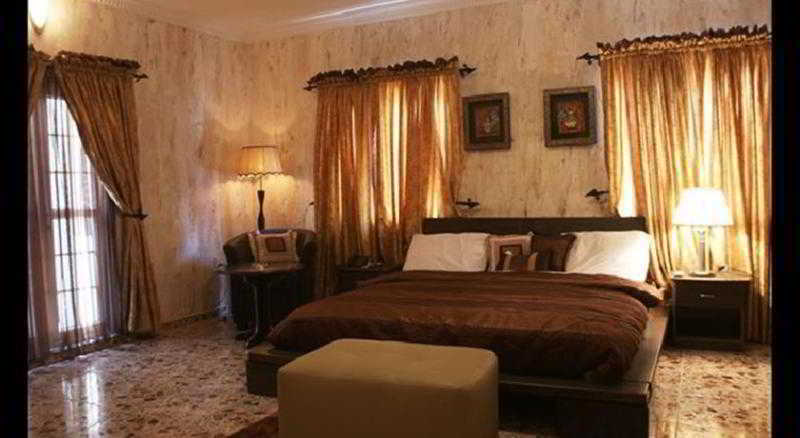 Charlies Place And Suites Lagos Buitenkant foto